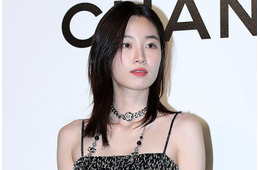 「イカゲーム」出演女優、ミニスカからスラリ美脚際立つ「スタイルいい」「憧れる長さ」の声