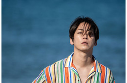 亀梨和也「事故物件ゾク 恐い間取り」本人役で出演 Snow Man渡辺翔太と“熱烈ハグ”メイキングショットも解禁