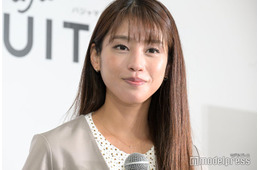 岡副麻希、美背中ざっくり水着姿 娘とのプール満喫ショットに反響「スタイル良すぎ」「健康的」