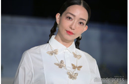 松島花、美背中際立つ私服コーデに反響「プチプラに見えない」「クールビューティー」の声