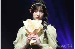 「今日好き」秋山みづき、膝上ミニスカから美脚スラリ「透明感えぐい」「スタイル抜群」