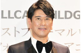 川崎麻世、21歳下美人妻とのランチデート報告「ラブラブで素敵」「奥さんスタイルいい」の声