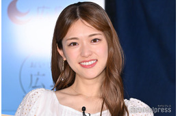 松村沙友理、オフショルドレスで魅力溢れる「ドキッとした」「リアルプリンセス」の声