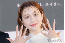 村重杏奈「自分でも毎日うっとり」美バストのぞくミニ丈衣装で色気爆発