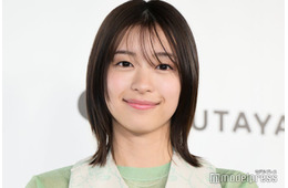 鳴海唯、大胆スリットからのぞく脚線美「雑誌の表紙みたい」「アーティスティック」の声