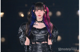 ゆりにゃ、堕天使風レザールックで圧巻オーラ 抜群スタイル際立つ【関コレ2025A/W】