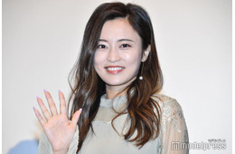 小島瑠璃子、タンクトップで“大好きな人”と密着 2ショットに「弾ける笑顔」「金髪も可愛い」の声