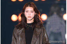 井手上漠、美脚のぞくスリットスカートでクールな魅力放つ【関コレ2025A/W】