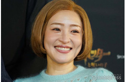 大沢あかね、肌見せコーデ×ロングヘアで雰囲気ガラリ「年々美しくなってる」「色っぽい」