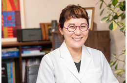 「最近なんだか髪の分け目が薄くなった」そんな更年期世代女性が「知っておくべきこと」は？薄毛の専門家に聞く「薄毛・脱毛症治療の最新事情」