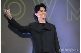 福山雅治、初挑戦のマジックで華麗に登場「今日一番緊張している」