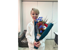 研ナオコ、娘を顔出し＆“顔写真付き”ケーキで誕生日祝福 夫との3ショットに「そっくり」「愛溢れてる」と反響