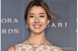 すみれ、“超ミニ”ボトムで美太もも全開 バカンスショットに「セクシー」「絵になる」と反響