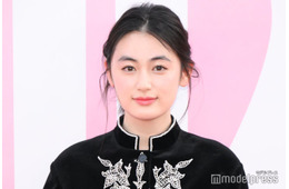 八木莉可子、美脚際立つ全身Diorコーデ「可愛すぎる」「爽やかで綺麗」
