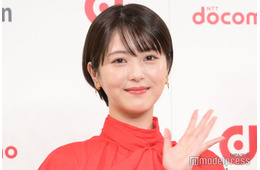 浜辺美波、おへそチラリミニ丈ニット姿披露「可愛すぎ」「引き締まり方が理想」