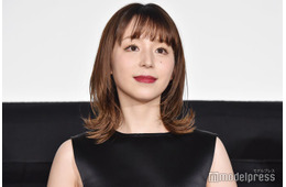 平野綾、沖縄で美脚全開 “夏休み”ショットに「オフ感すごい」「美しい」と反響