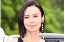 中谷美紀、ワンショルで大胆胸元披露「大人の色気」「絵になる」の声