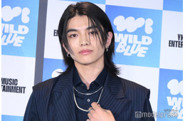 WILD BLUE宮武颯、海辺での上裸ショットにファン悶絶「反則」「色気すごい」
