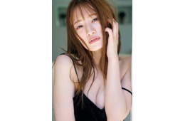 中田花奈、美バスト溢れるキャミソール姿「週刊FLASH」表紙登場