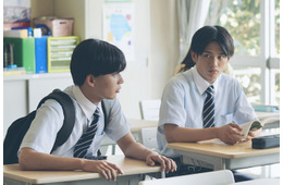 AmBitious真弓孟之、長編映画初出演で堂々の存在感 “先輩”なにわ男子・長尾謙杜との共演シーンも解禁【恋に至る病】