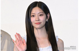 IZ*ONE出身キム・ミンジュ、久々日本イベント登場も”ハプニング” ミニ丈クラシカルワンピでスラリ美脚披露【君の声を聴かせて】