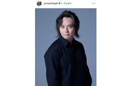 石垣佑磨、結婚記念日に息子との顔出し親子ショット公開「幸せそう」「パパ大好きなの伝わる」の声