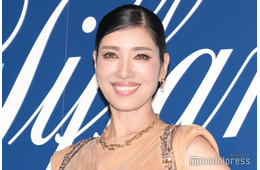 アンミカ、大胆スリットから美脚スラリ オフショル衣装姿に「さすがのスタイル」「圧巻」の声