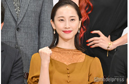 松井玲奈、可憐なノースリーブワンピ姿披露「大人の魅力溢れてる」「美しい」と反響