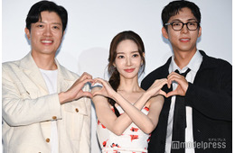 パク・ミニョン「コンフィデンスマンKR」豪華キャストと来日 ベアトップドレスで美デコルテ輝く