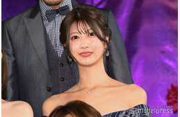 ABEMA瀧山あかねアナ、美バスト際立つプールショット披露「スタイル抜群」「美しすぎ」