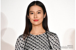 恒松祐里、ほっそり二の腕際立つ全身ピンクコーデ披露 USJ満喫ショットに「ピーチ姫みたい」「キュート」の声