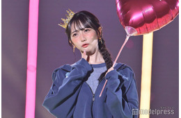 ≠ME谷崎早耶、“あざと可愛い”ウインクで魅了 パーカー×チェックスカートのカジュアルコーデ【TGC2025A/W】
