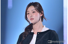 「脱出おひとり島4」参加美女、上品韓国コーデでスラリ美脚際立つ【TGC2025A/W】