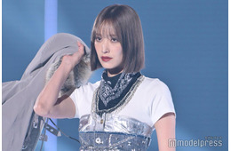 佐々木久美、デニムスタイルでクールな視線 バンダナがアクセント【TGC2025A/W】
