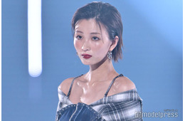 岡崎紗絵、美肩輝くミニ丈ワンピース姿 ウインクで観客悩殺【TGC2025A/W】