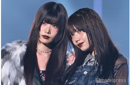 SWEET STEADY奥田彩友＆白石まゆみ、デニム×ファーコーデで雰囲気一変 ダークなオーラ放つ【TGC2025A/W】