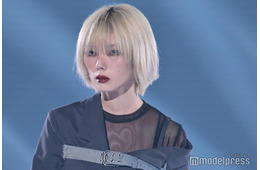 櫻坂46藤吉夏鈴、アシンメトリージャケットで美肩チラ見せ【TGC2025A/W】