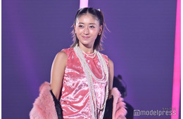 みちょぱ、ミニ丈からほっそり美脚輝く ハーフツインヘアで新たな魅力【TGC2025A/W】