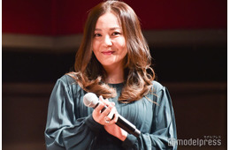 華原朋美、美脚際立つミニワンピ姿 息子抱きしめる2ショット公開「君がいるから頑張れるよ」