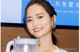 山賀琴子、ベアトップで背中大胆披露「美しすぎる」「絵になる」の声
