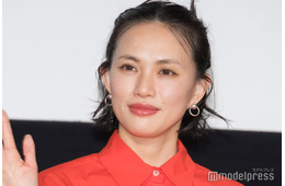 臼田あさ美、膝丈スカートで美脚際立つ「魅力的」「素敵な雰囲気」の声