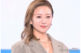 伊藤千晃、ショーパン姿で美脚チラリ「可愛すぎ」「ハワイが似合う」の声