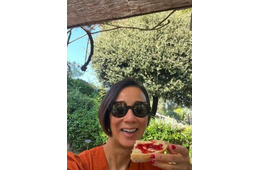 中村江里子アナ、結婚記念日にフランス人夫との過去写真公開「素敵な夫婦」「幸せオーラが溢れてる」