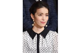 知念里奈、長男に肩車される海遊びショット公開「カップルかと思った」「身長高いから迫力ありそう」と反響