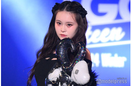 美人YouTuber、ミニスカで美脚披露 かき氷頬張る姿に「可愛すぎる」「コーデも似合う」と絶賛の声