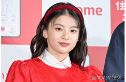 出口夏希、ベアトップミニドレスで美スタイル際立つ「釜山国際映画祭」衣装姿が話題