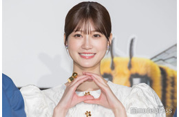 生見愛瑠、オーバーサイズフーディーから美脚スラリ「スタイル抜群」「グッズなの天才すぎ」