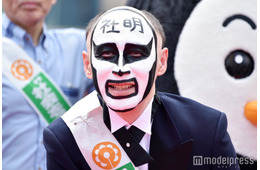 鉄拳、父親を顔出し公開 源田壮亮選手らとの記念ショットに「本当に嬉しそう」「親子で輪郭がそっくり」の声