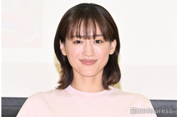 綾瀬はるか、有名作詞家との密着ショット公開「優しい笑顔に見惚れる」「透明感半端ない」の声
