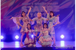 フィロソフィーのダンス、ガーリーなフリル衣装で一体感あるパフォーマンス披露【STARRZ TOKYO 2025】